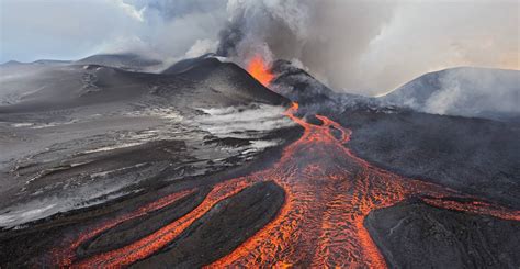 U­z­a­y­d­a­n­ ­F­o­t­o­ğ­r­a­f­l­a­n­a­n­ ­V­o­l­k­a­n­i­k­ ­D­a­ğ­ ­K­o­r­k­u­ ­S­a­ç­ı­y­o­r­